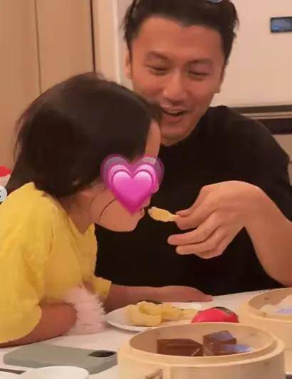 谢婷婷二胎临近生产，晒孕肚曝性别，小8岁白人男友是高管