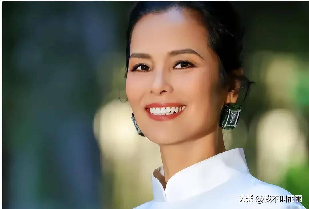 61岁韦唯定居泰国，养水牛种水稻，颜值如三十岁，晚年生活美满