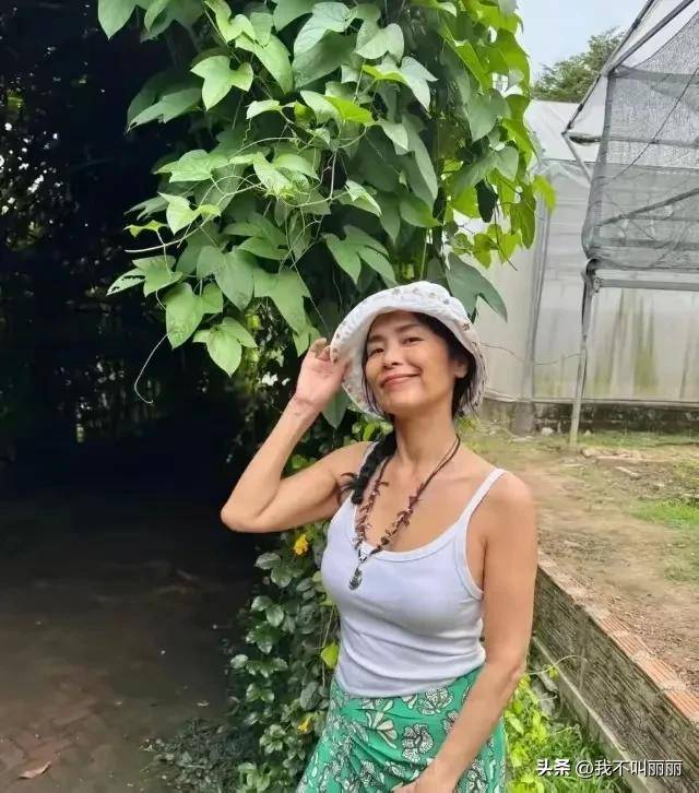 61岁韦唯定居泰国，养水牛种水稻，颜值如三十岁，晚年生活美满