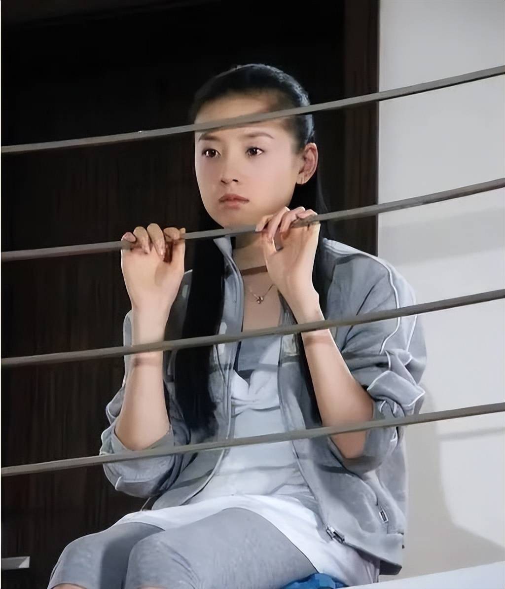 6686体育平台45岁董洁穿瑜伽服现身辽宁素颜照曝光皮肤身材如少女(图1)