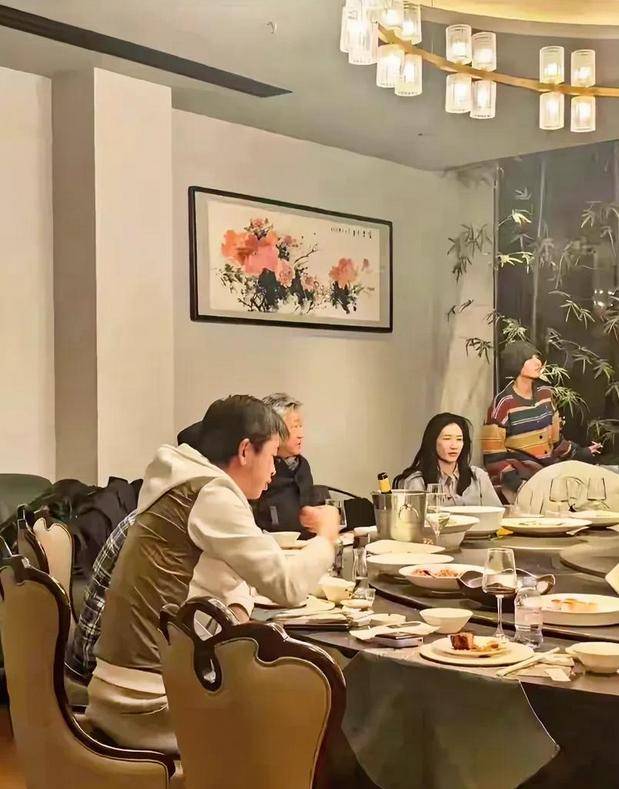 曝江疏影与某著名导演及友人聚餐，素颜略显憔悴，38岁仍单身！