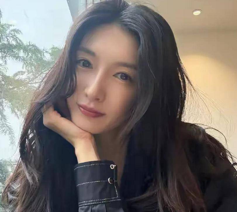曝江疏影与某著名导演及友人聚餐，素颜略显憔悴，38岁仍单身！