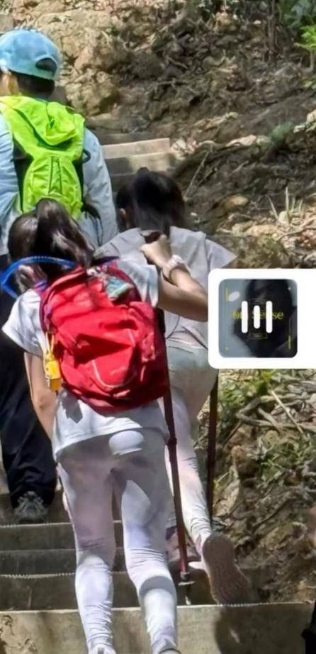 原创郭晶晶全家登山，孩子们背登山棍，霍启刚背女儿百元包