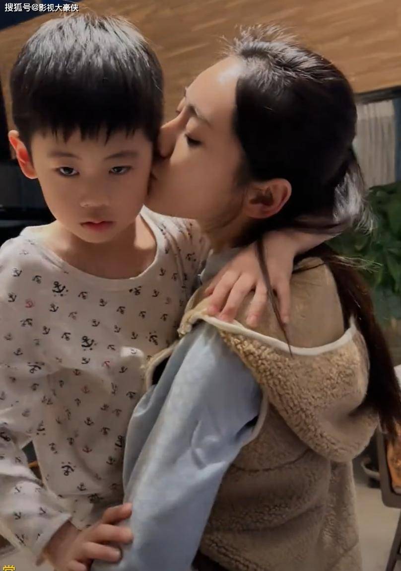 秋瓷炫与公婆共住北京大平层,与公公亲密拥抱像父女,儿子颜值抢镜