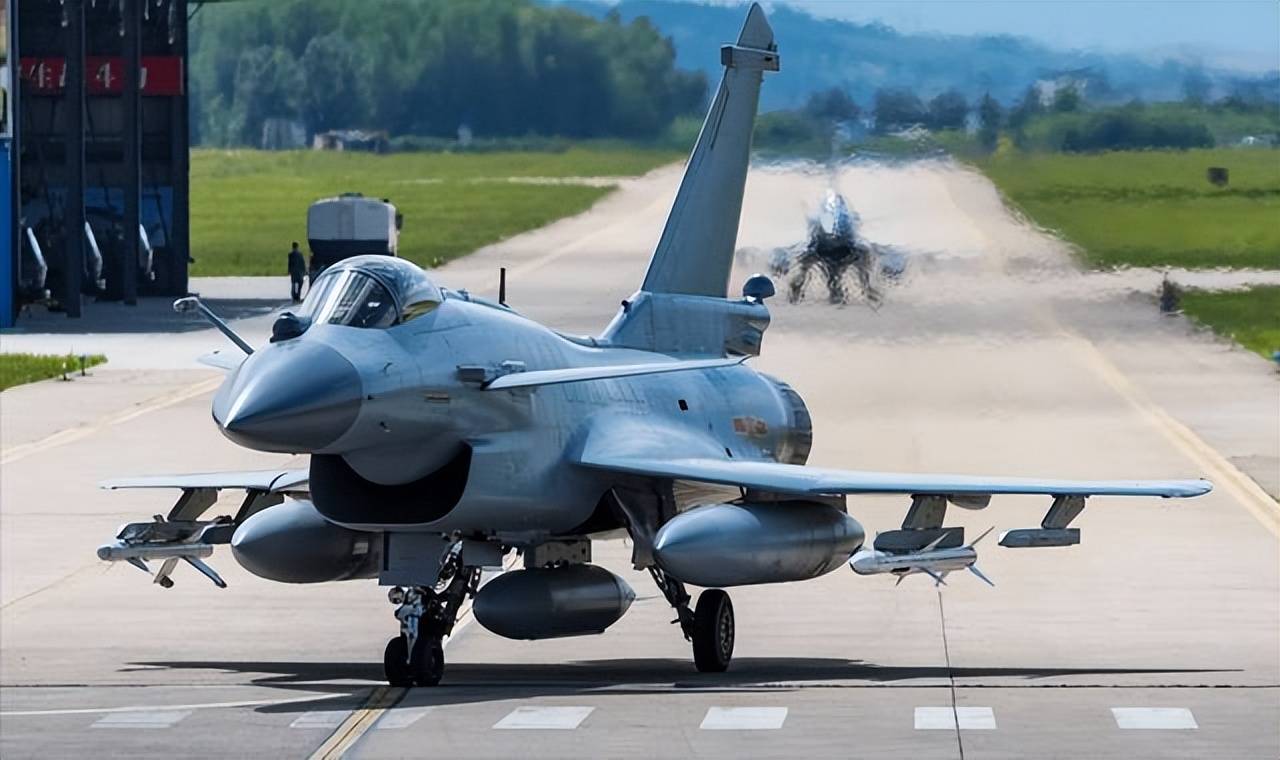 对抗中国空军的致胜法宝？AIM-260首次亮相，性能碾压中国PL-15？