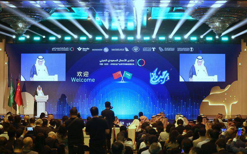 刚给美国送完钱，沙特转头就和中国签57项协议，特朗普无可奈何