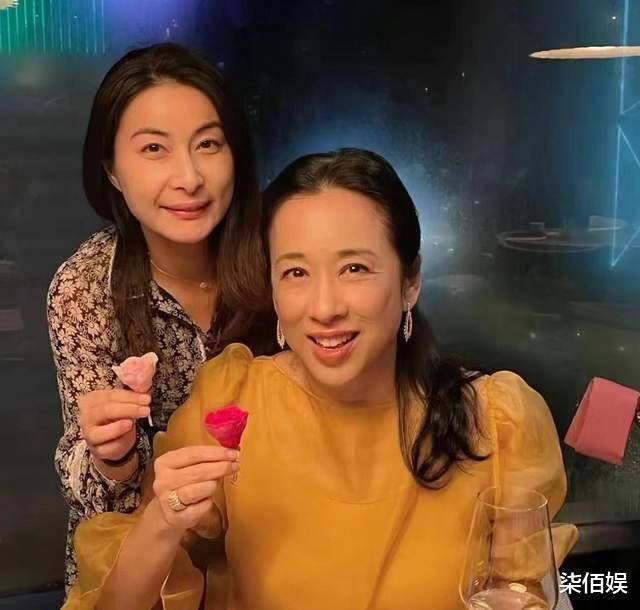 郭晶晶一家五口逛街，小女儿长发如瀑，颜值超越妈妈，太吸睛！