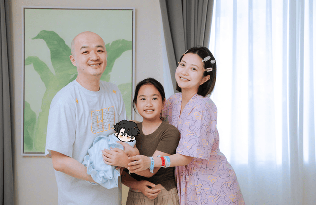 包文婧顺产生下二胎，包贝尔抱儿子笑得合不拢嘴，儿女双全超幸福