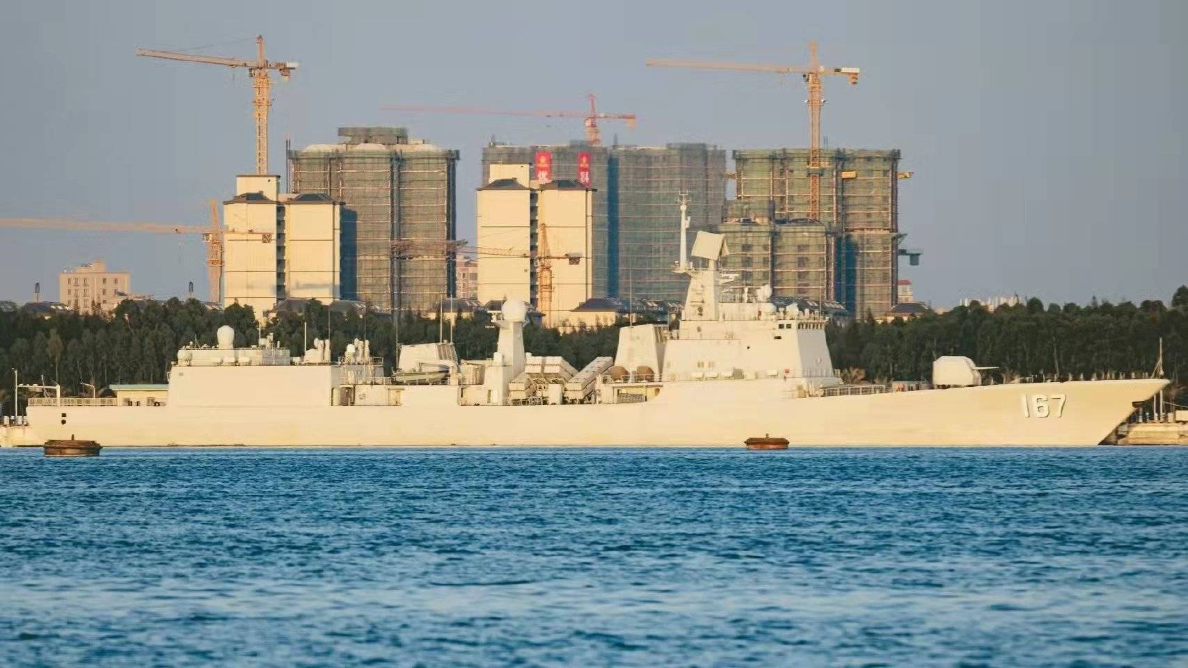 菲律宾军舰补给中业岛，物资还没放下，中国军舰开了过去