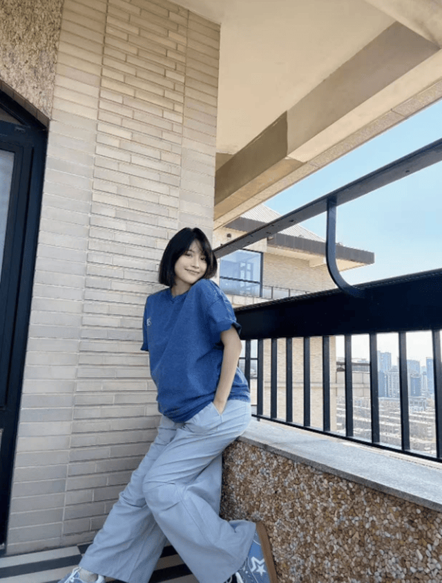 包文婧顺产生下二胎，包贝尔抱儿子笑得合不拢嘴，儿女双全超幸福