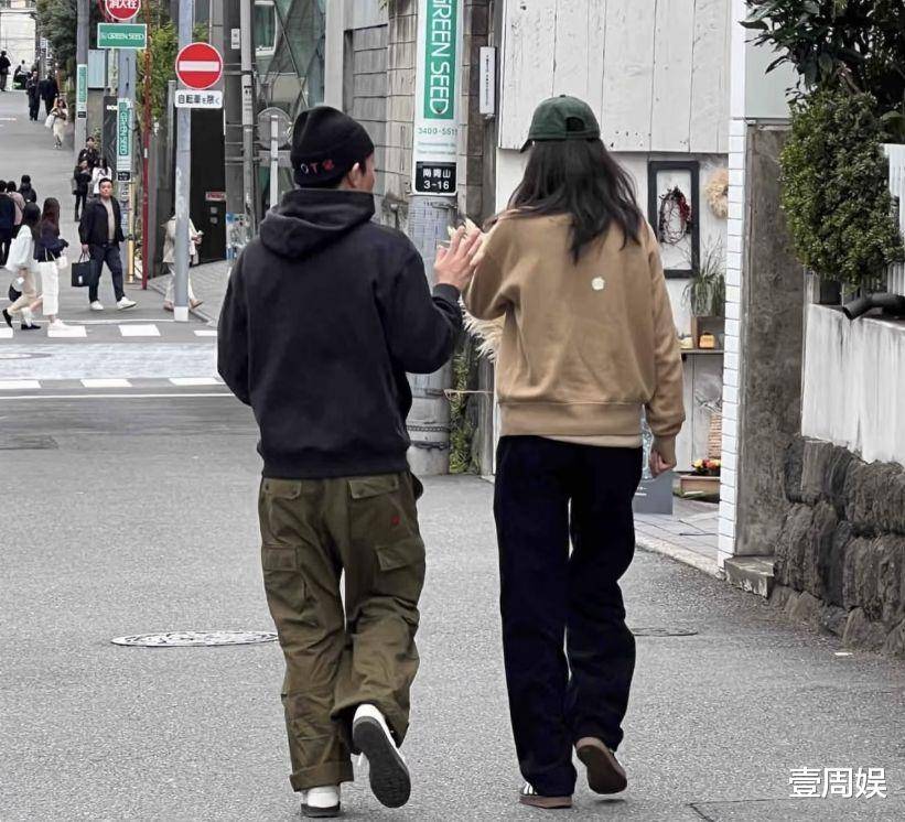 陈冠希日本逛街被偶遇，妻子十指紧扣甜蜜秀恩爱，身高差异引关注