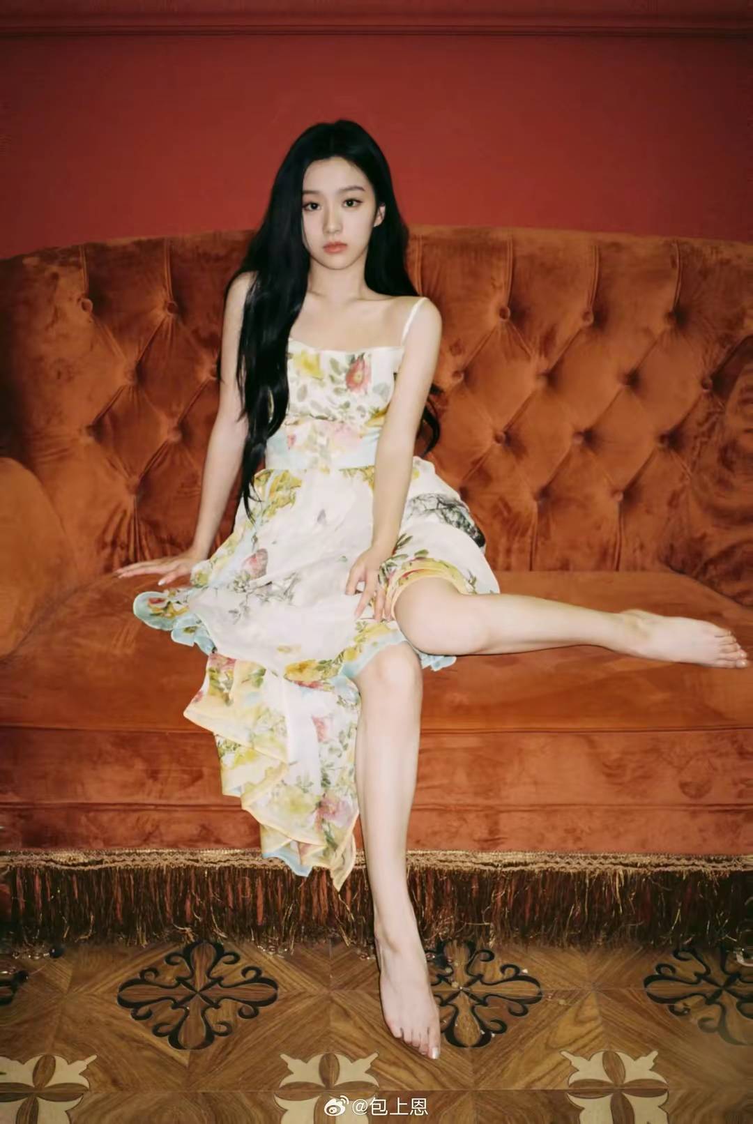 包上恩：碎花裙与嫩脚丫的青春暴击这才是少女该有的模样！2025年6月28日