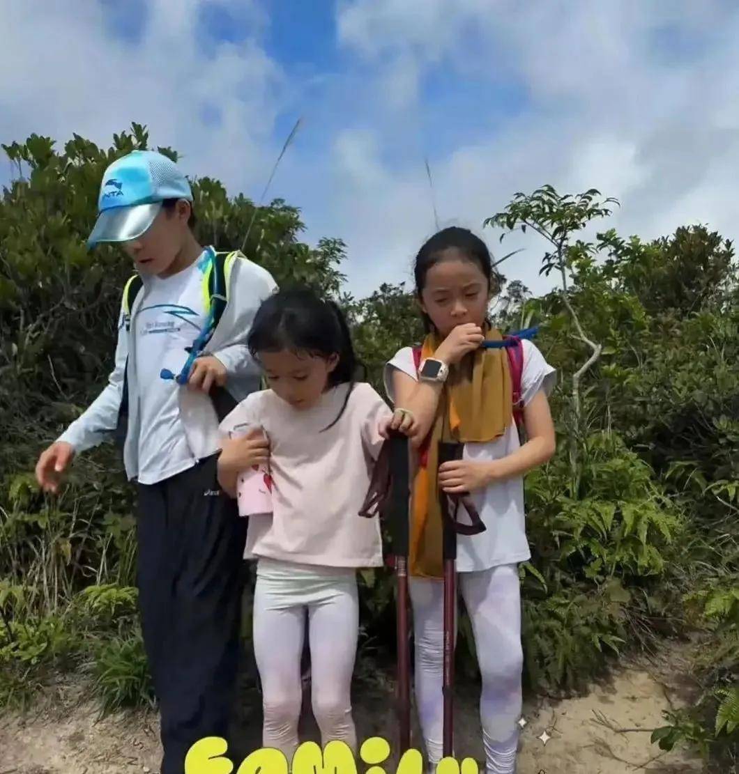 原创郭晶晶素颜带娃爬山被偶遇，体力惊人，霍启刚气喘吁吁