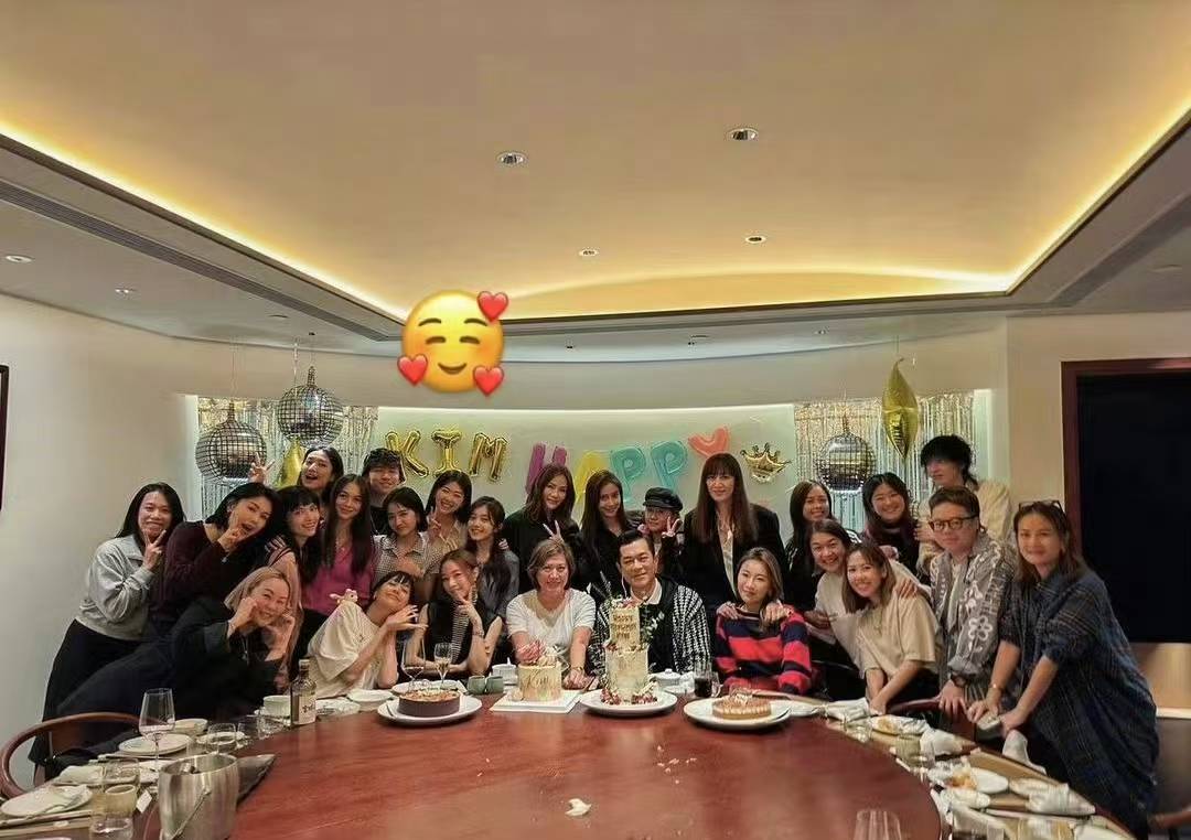 杨颖被经纪人当街训骂照曝光！自费租房面试找工作，吃地摊无人识