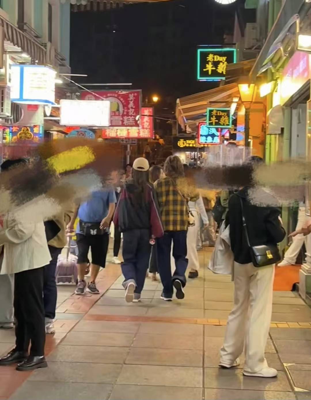 杨颖被经纪人当街训骂照曝光！自费租房面试找工作，吃地摊无人识