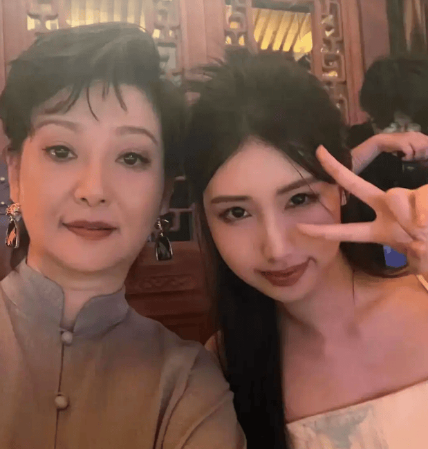 考古 | 冯小刚养女和徐帆越长越像！高颜值气质优雅，被曝将在娱乐圈出道