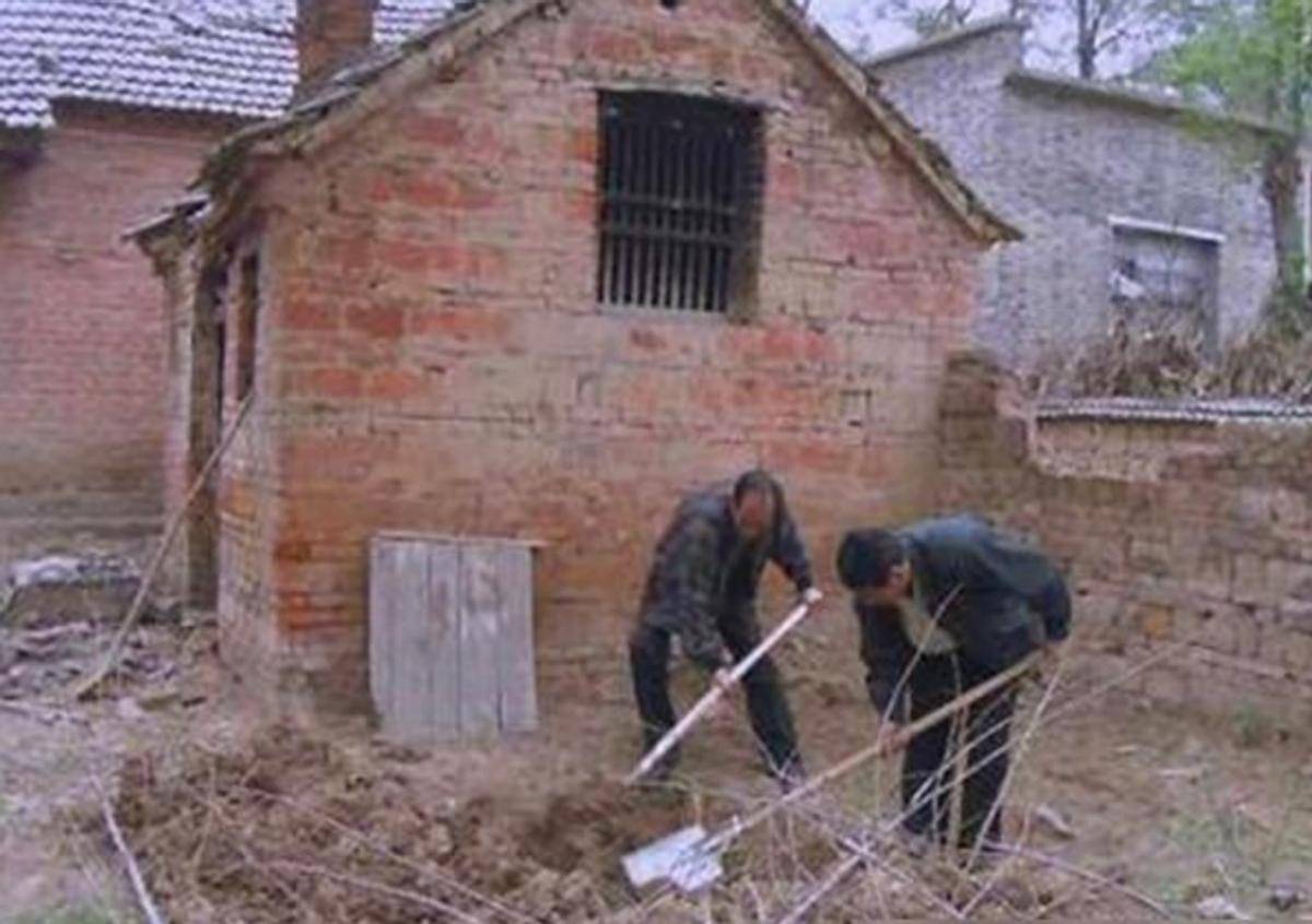 2001年河南一男子自制“智能木马”17名少年体验后离奇失踪