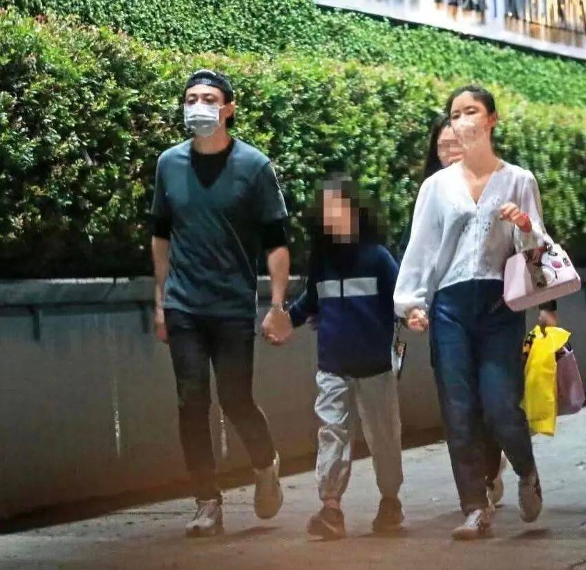 49岁林心如一家三口被偶遇，素颜低调似路人，8岁女儿长大很漂亮
