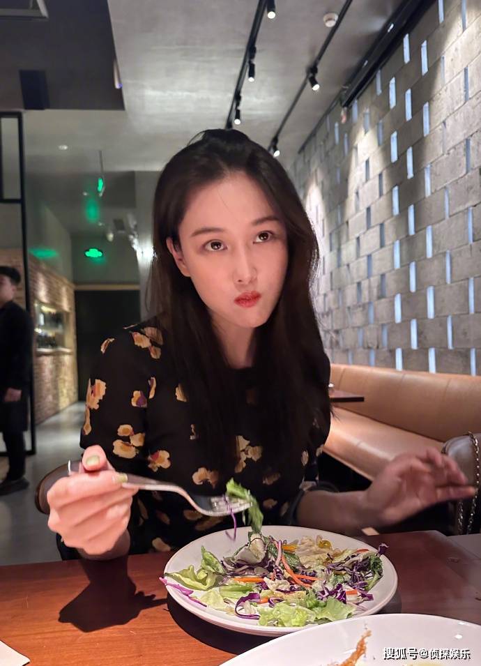 张馨予太厉害了！臀桥负重突破100斤，腰臀腿肌肉线条太养眼