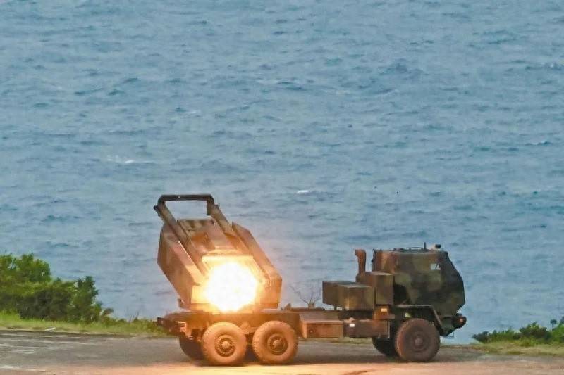 美国动作频频！驻台美军增至500人，特朗普无底线卖武器，台海局势紧张升级！