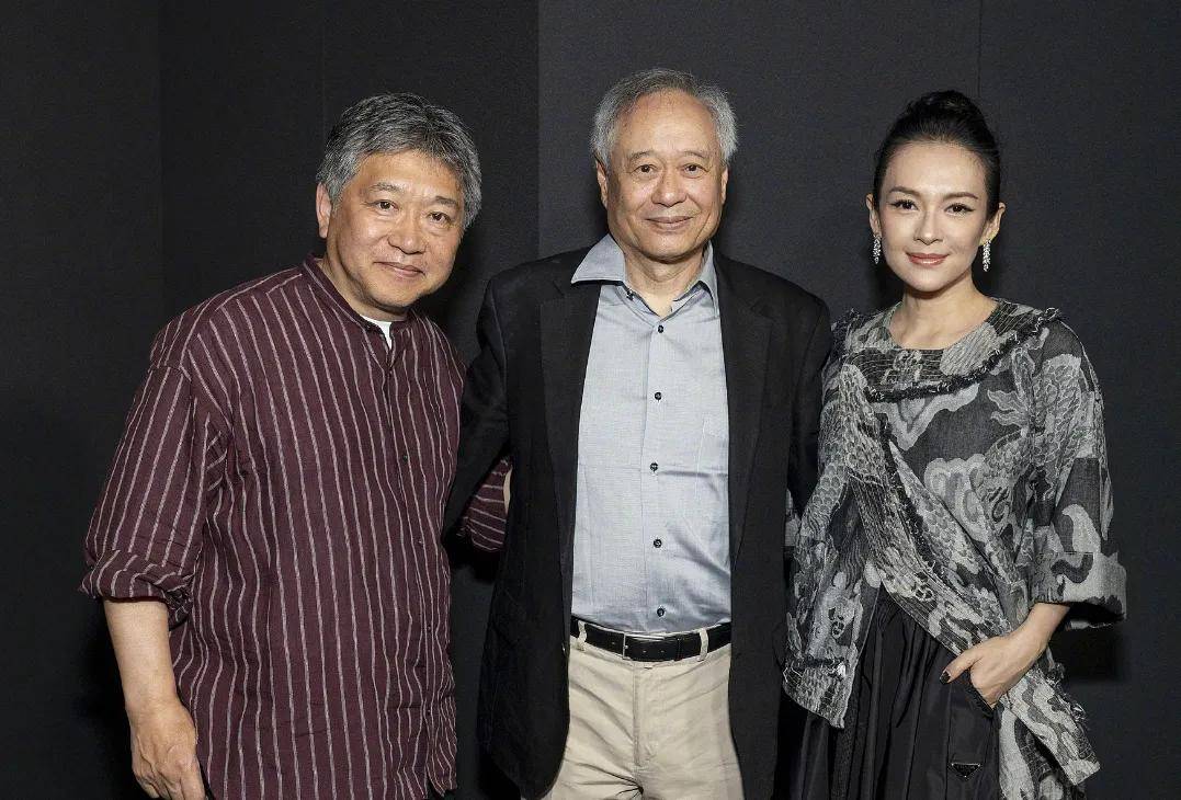 章子怡晒带娃出游照，醒醒越长越漂亮了，儿子像极了汪峰