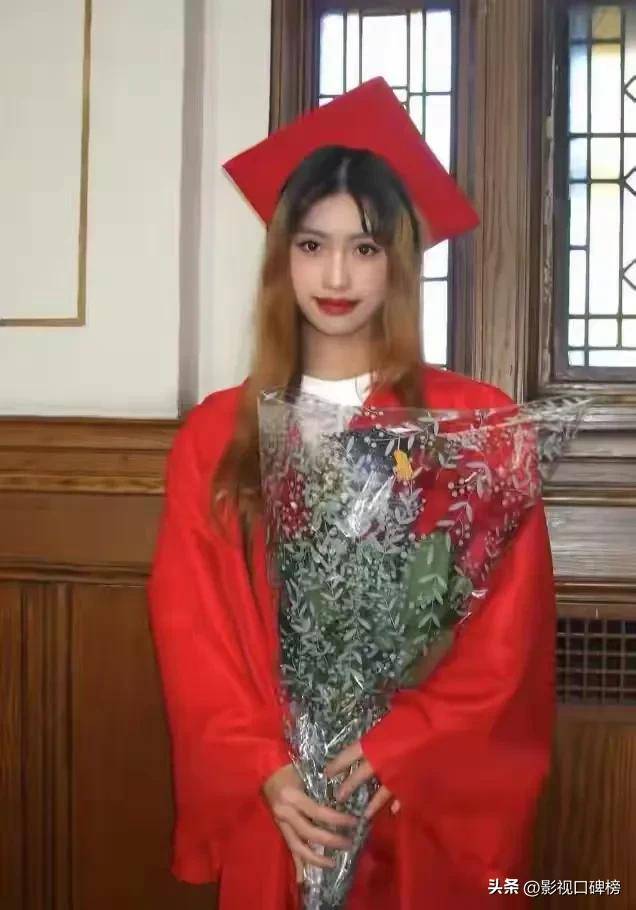 冯小刚女儿高中毕业回国, 19岁徐朵发色变成熟, 越长越像徐帆