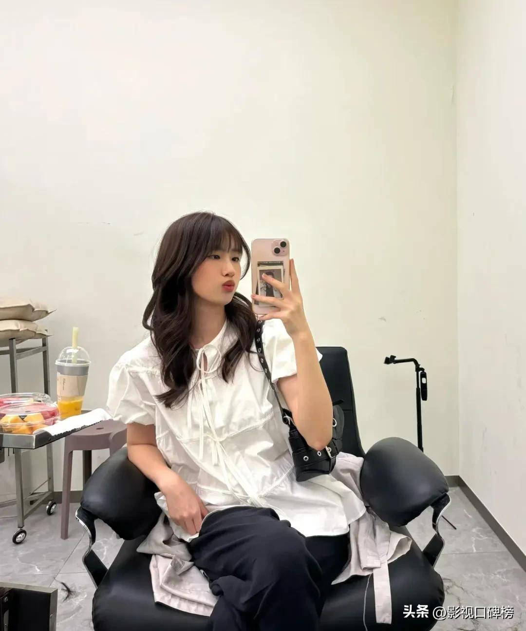 冯小刚女儿高中毕业回国, 19岁徐朵发色变成熟, 越长越像徐帆