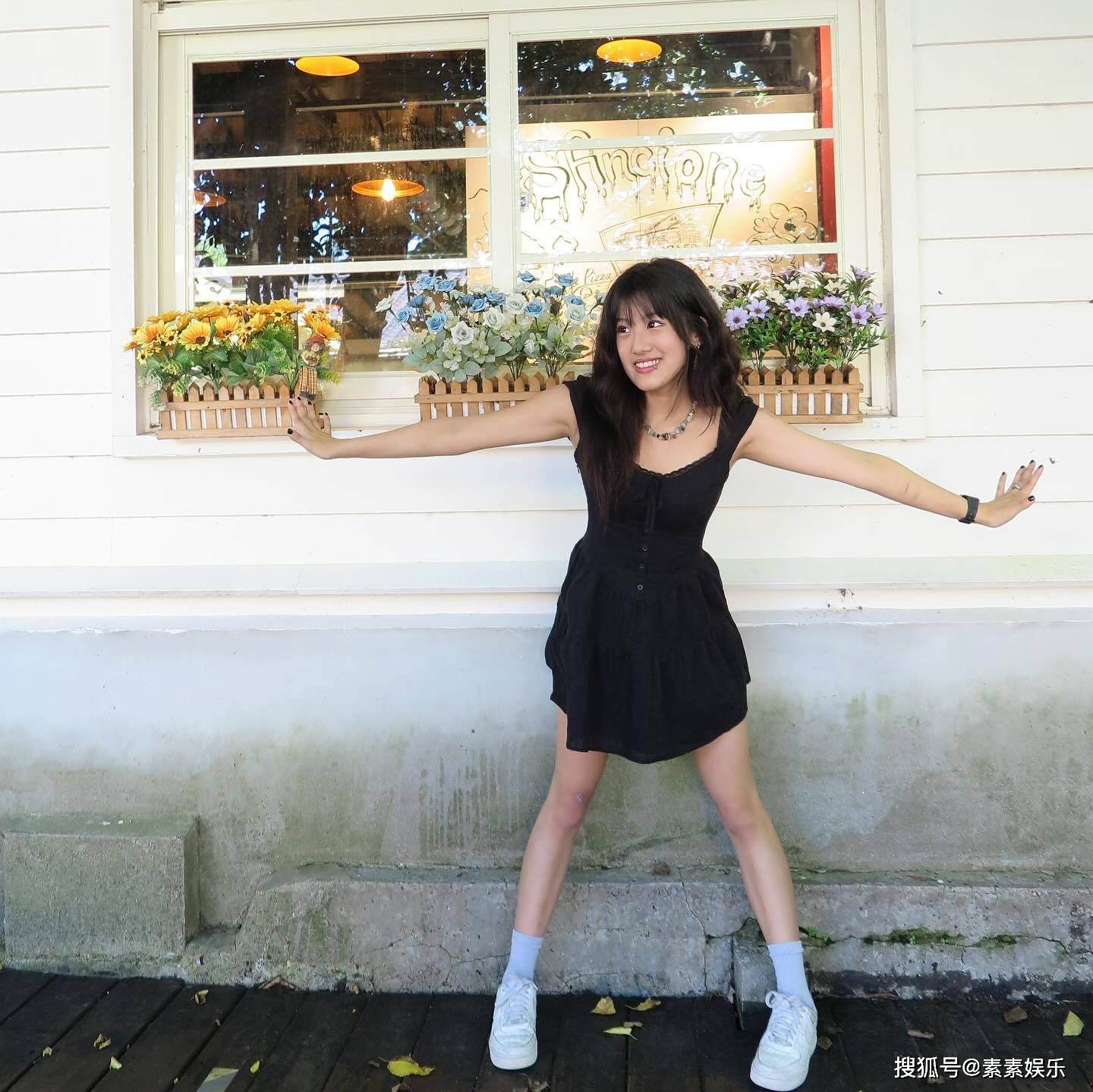 贾静雯19岁女儿梧桐妹被质疑已辍学，分享街拍变漂亮了