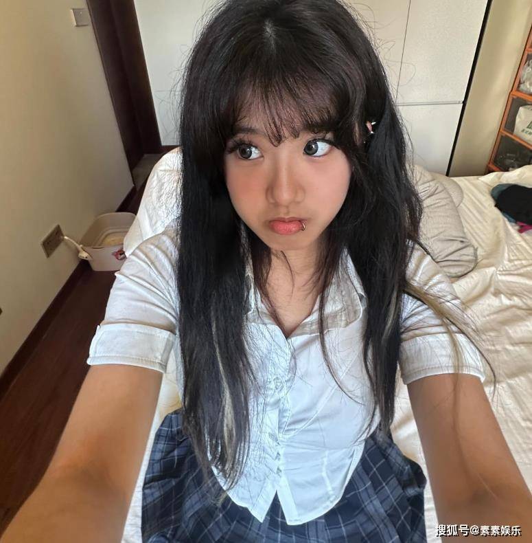 贾静雯19岁女儿梧桐妹被质疑已辍学，分享街拍变漂亮了