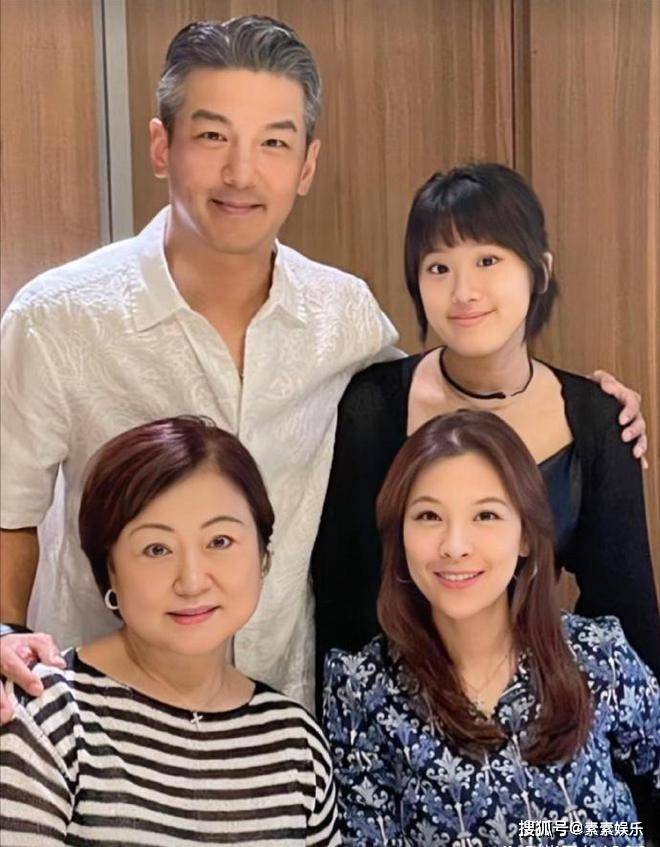 贾静雯19岁女儿梧桐妹被质疑已辍学，分享街拍变漂亮了
