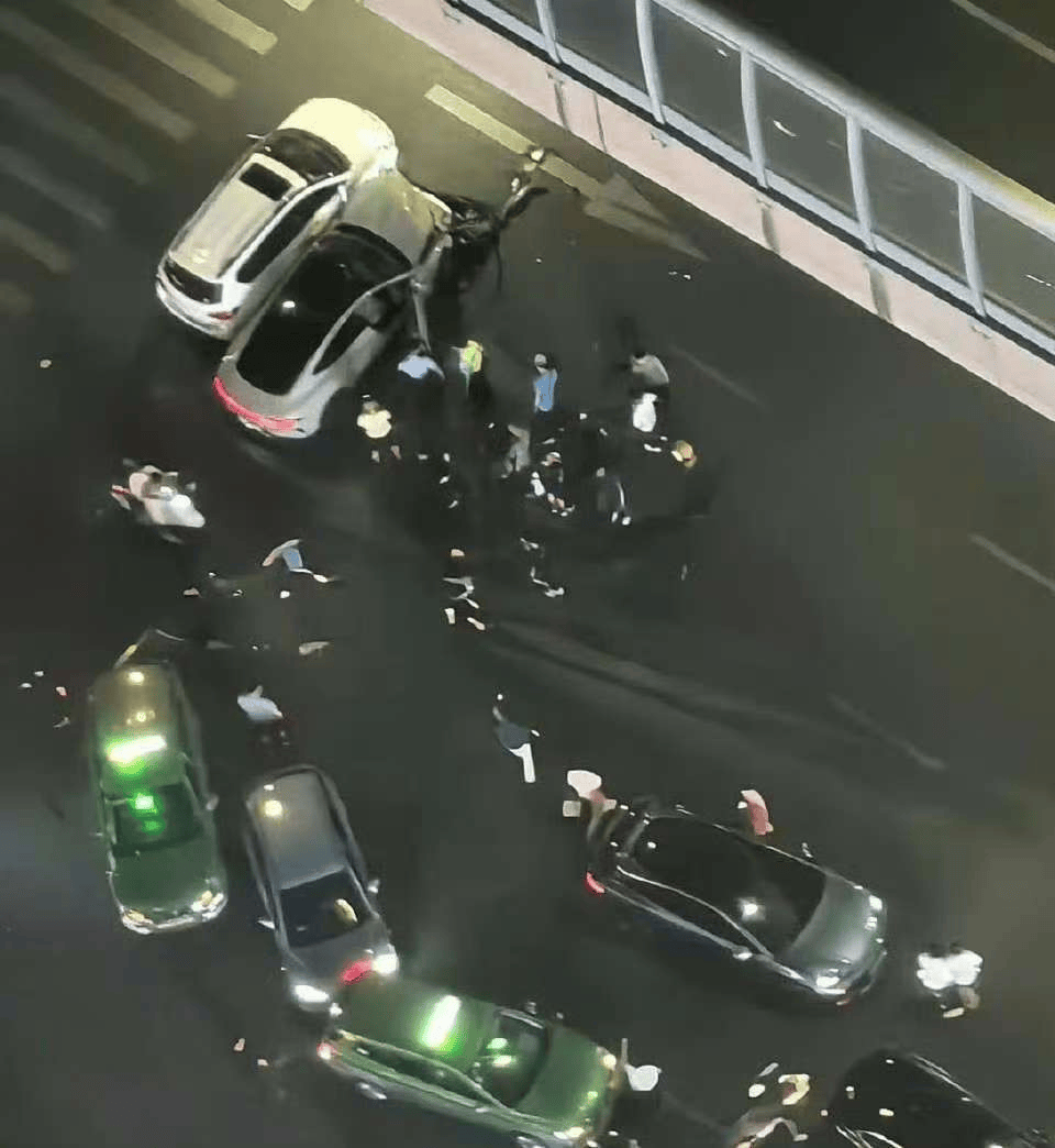 原创             郑州小米su7连撞多车后续：车主照片曝光，事后还不以为然发抖音
