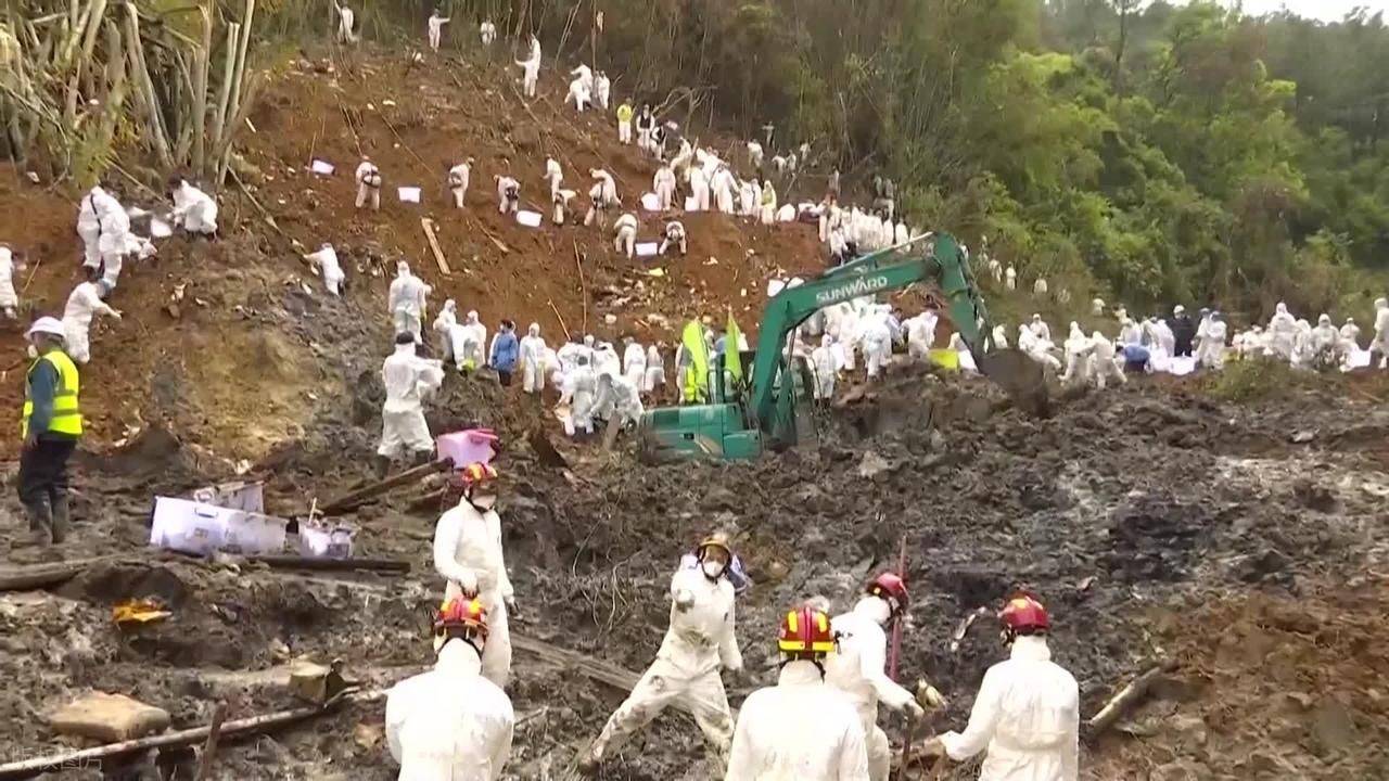 副驾手一抖，242人命没了