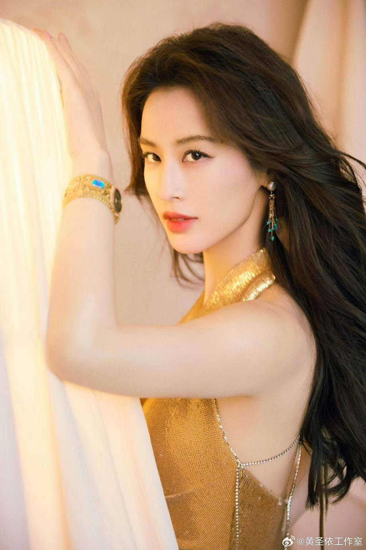 同杨子离婚四个月，黄圣依承认初恋是贾乃亮！网友惊了