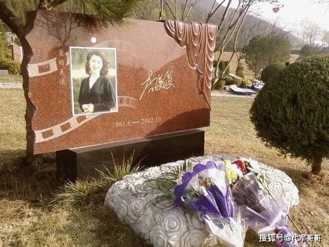 李媛媛墓地现状：杂草丛生似遗忘角落，鲜亮照片诉说昔日风华