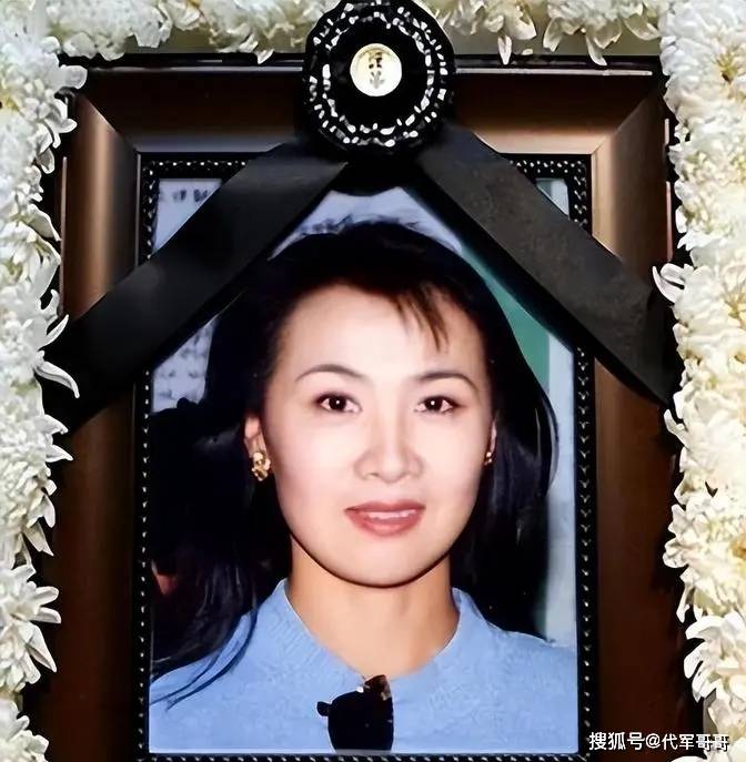 李媛媛墓地现状：杂草丛生似遗忘角落，鲜亮照片诉说昔日风华