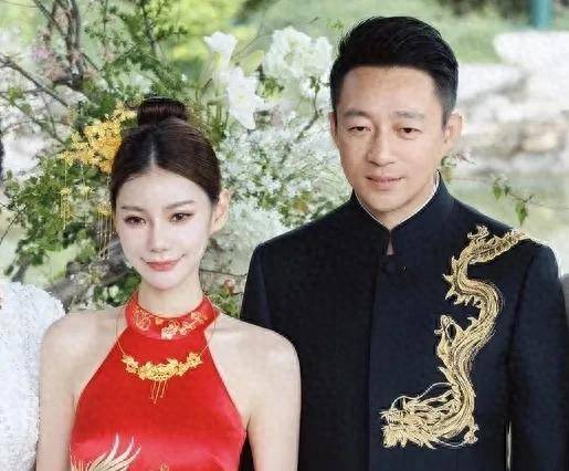 汪小菲夫妇参加电影节晚宴，王中磊搂马筱梅细腰，汪小菲被美女围堵