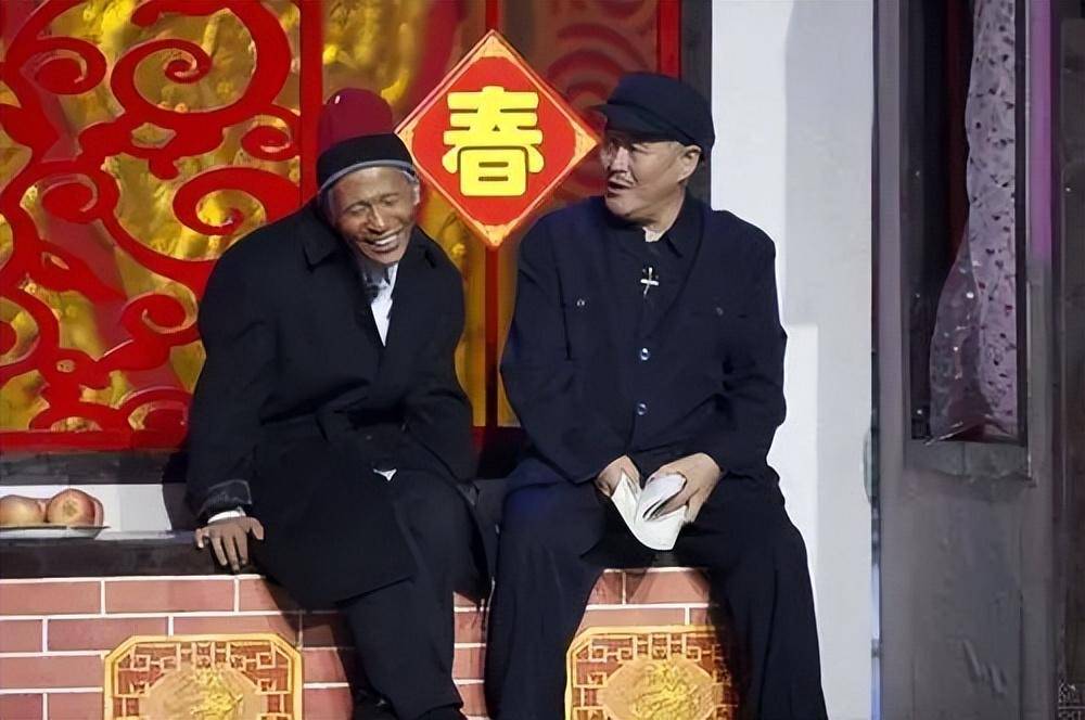赵本山和徒弟们一起过父亲节，头发胡子全白了，女儿球球亲吻脸颊