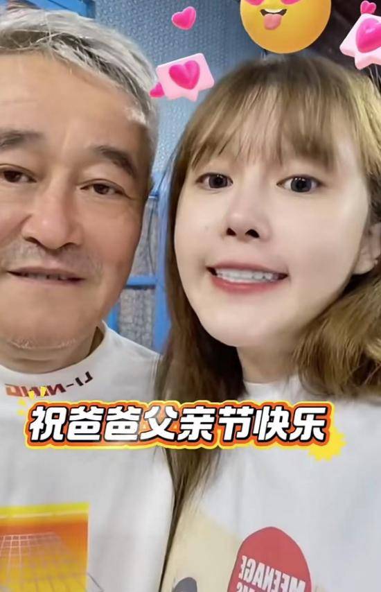 赵本山和徒弟们一起过父亲节，头发胡子全白了，女儿球球亲吻脸颊