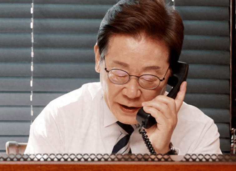 朝鲜军舰扶正后，罕见一幕上演！李在明突然致电中方，亲自作出保证