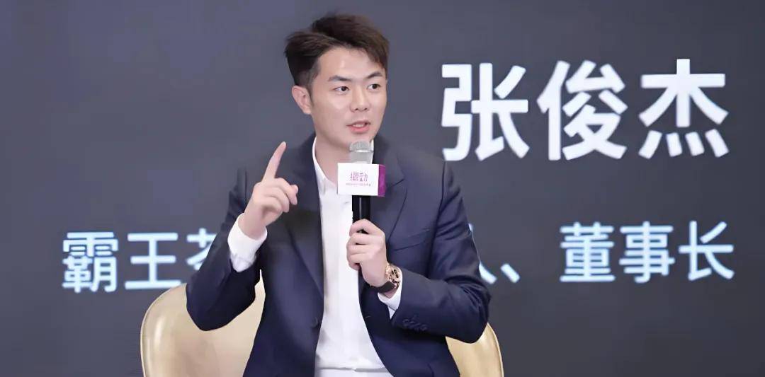 星巴克的腰，终于被“穷鬼年轻人”压弯了