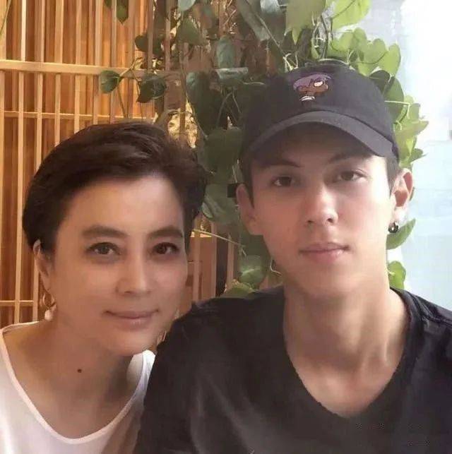 62岁“玉兔精”李玲玉落魄卖唱，坎坷情史唏嘘曝光，混血儿子高大帅气