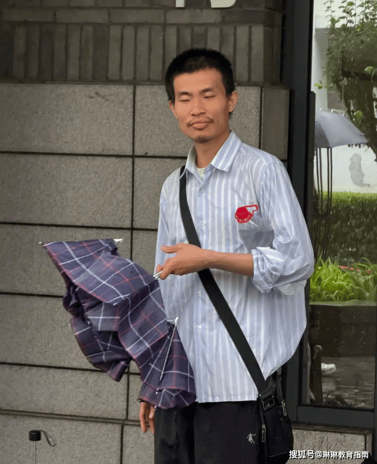 原创             “韦神太没边界感了!”王虹被送花好尴尬,韦东奕互动太投入被吐槽