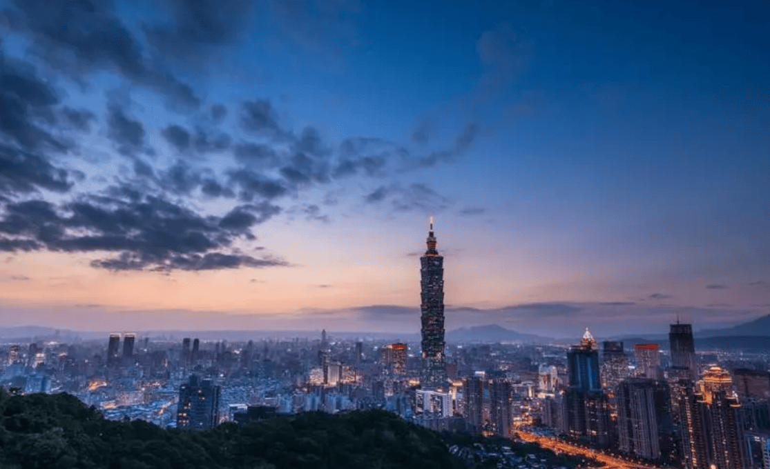 台海局势升级？英国军舰突然出手，挑战中方底线，解放军迅速出手