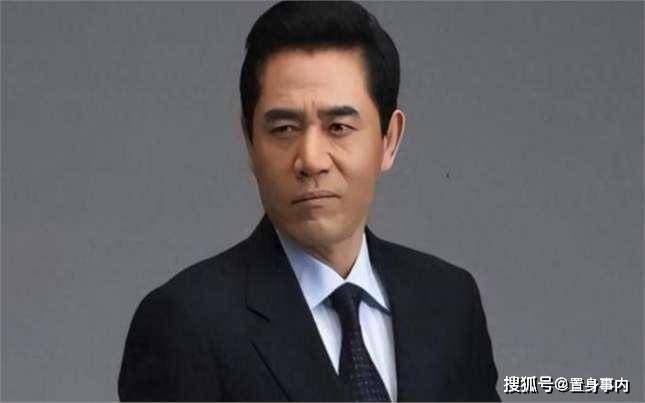 69岁陈宝国状态曝光，脖子缩短走路拖腿，身形消瘦，让人不敢认