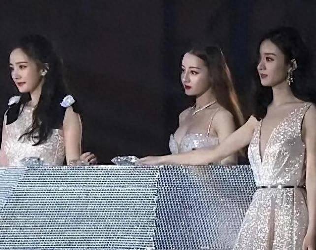 赵丽颖被嘲不合群？杨幂高情商获赞，多年“明争暗斗”胜负揭晓