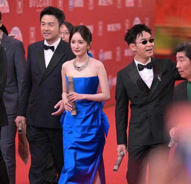 赵丽颖被嘲不合群？杨幂高情商获赞，多年“明争暗斗”胜负揭晓