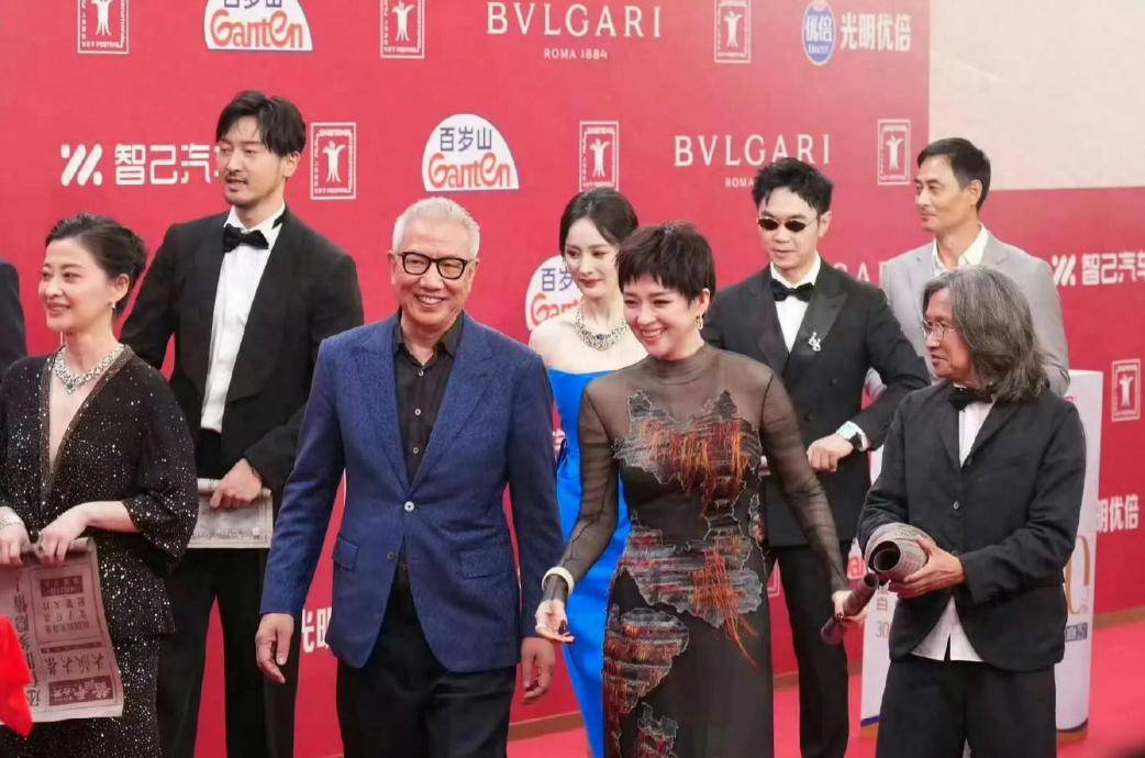 赵丽颖被嘲不合群？杨幂高情商获赞，多年“明争暗斗”胜负揭晓