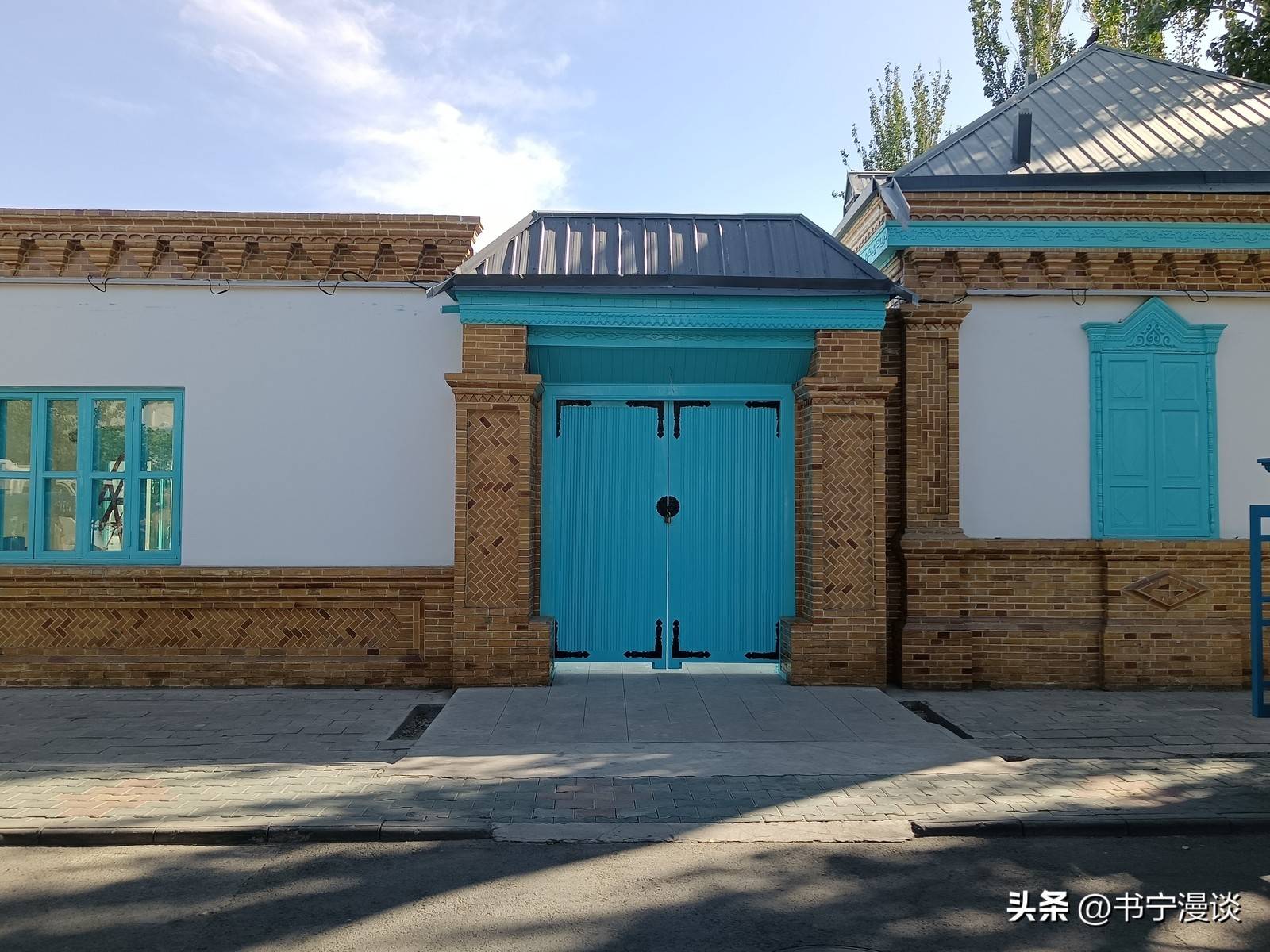 42岁尼格买提晒豪华新疆老家，超大房子装修精致，院子地毯铺设如豪宅