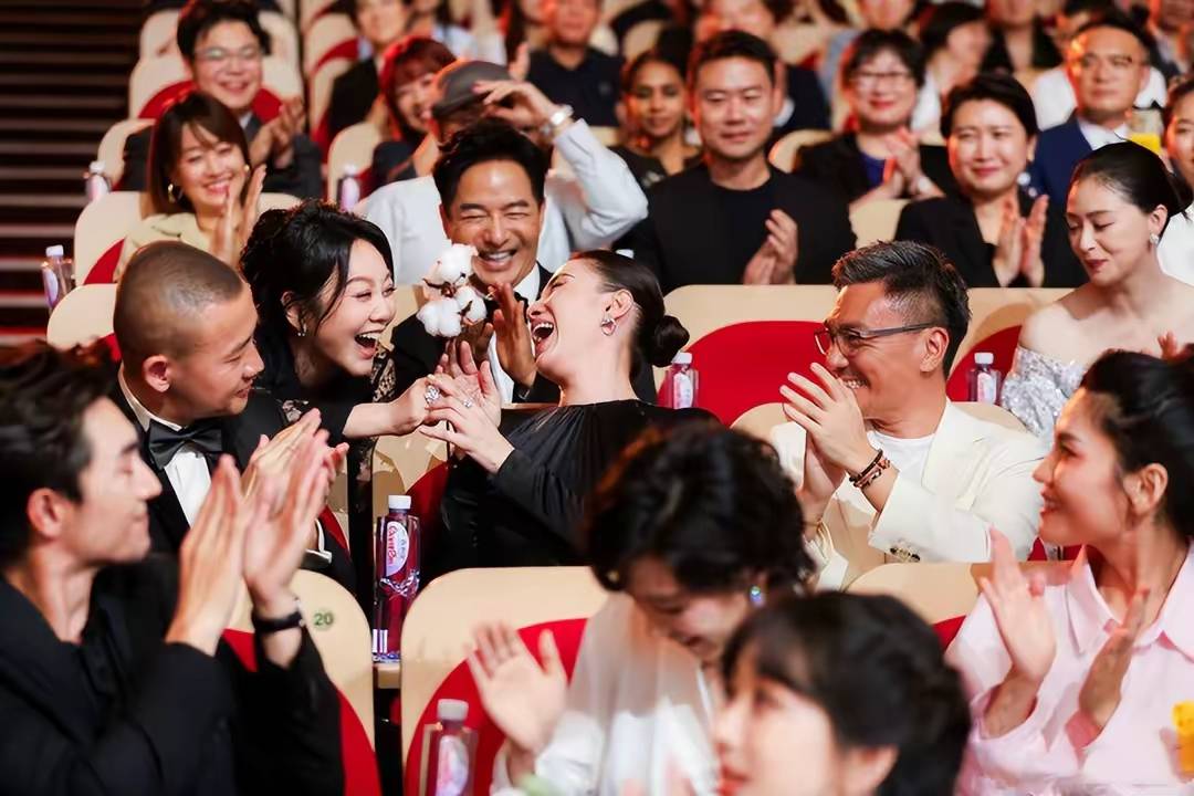 “咸猪手”风波！一张大合影撕破白玉兰晚会的体面