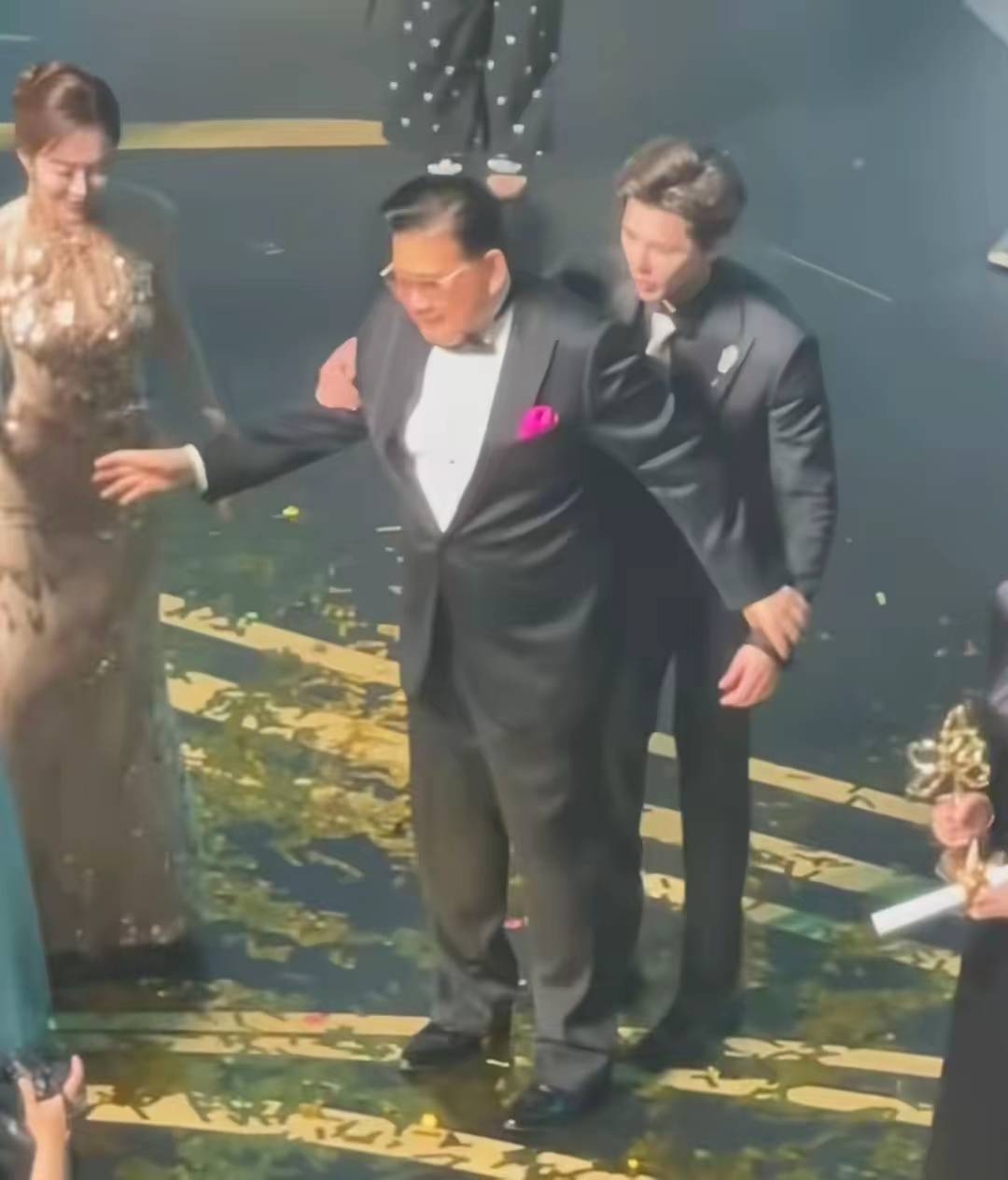 “咸猪手”风波！一张大合影撕破白玉兰晚会的体面